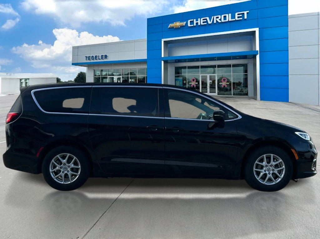 Used 2024 Chrysler Pacifica Touring L