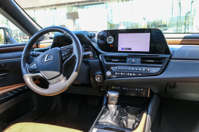 2023 Lexus ES 350 - Photo 16