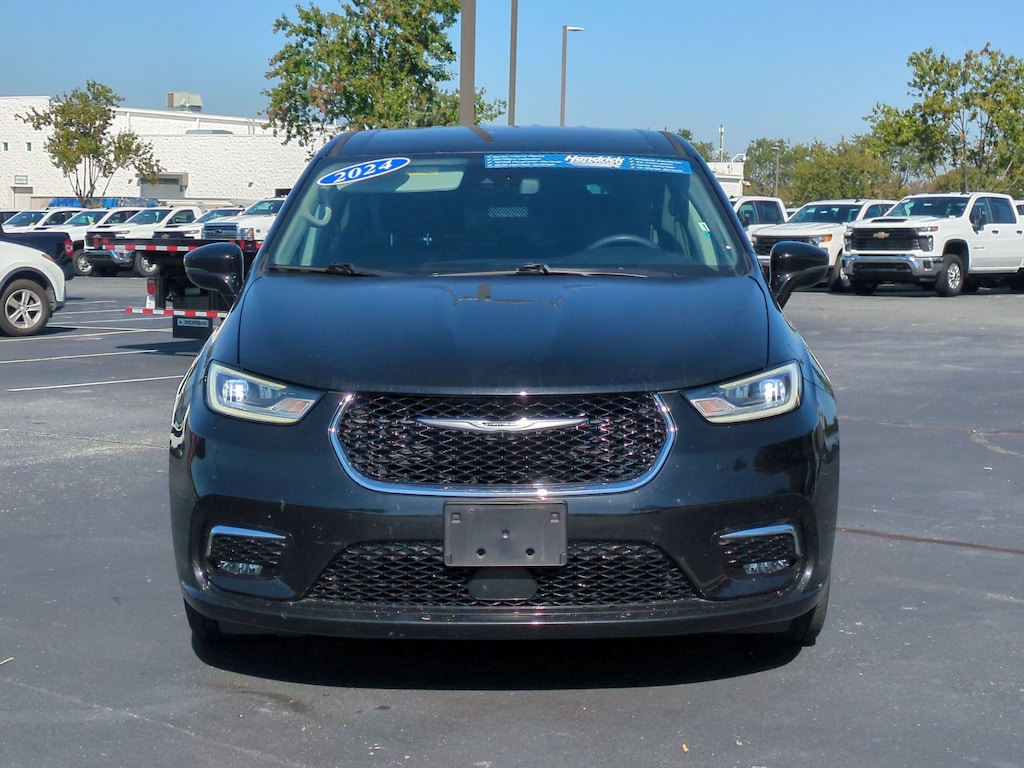 Used 2024 Chrysler Pacifica Touring L Minivan