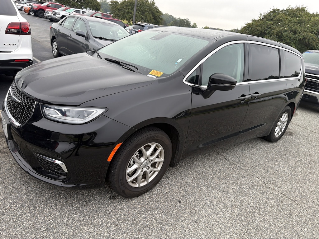 Used 2024 Chrysler Pacifica Touring L Minivan