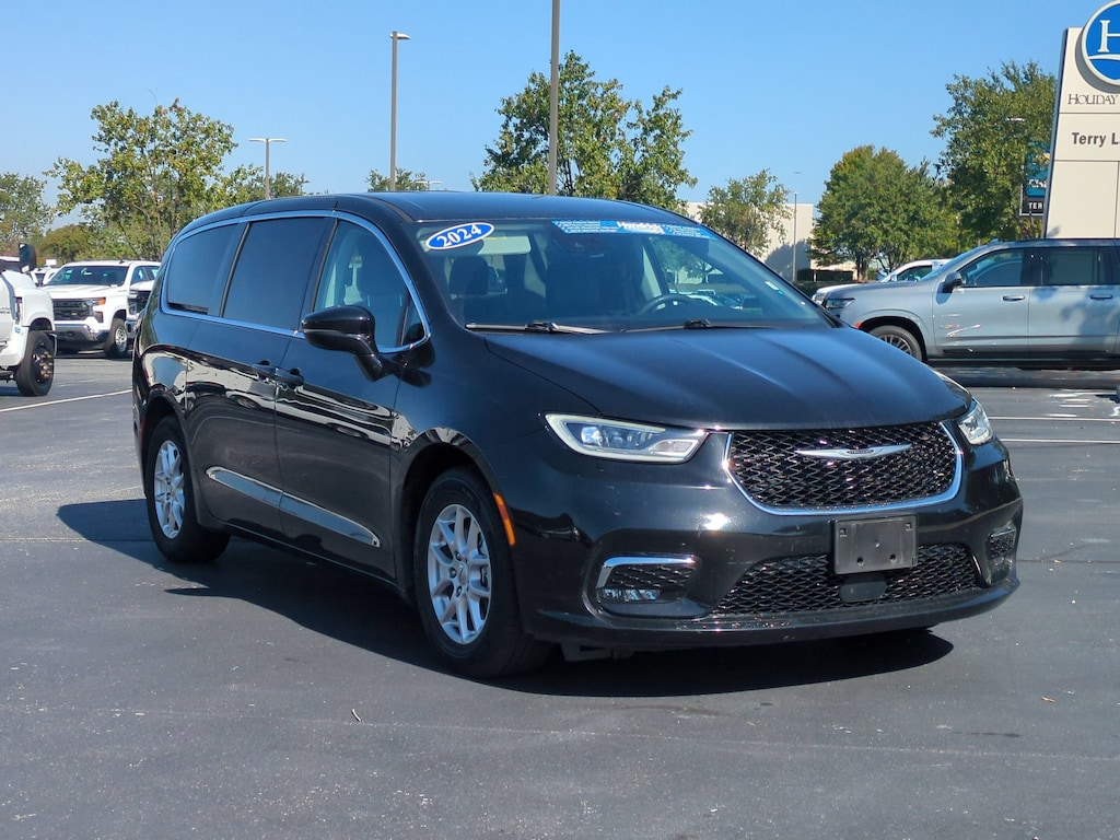 Used 2024 Chrysler Pacifica Touring L Minivan