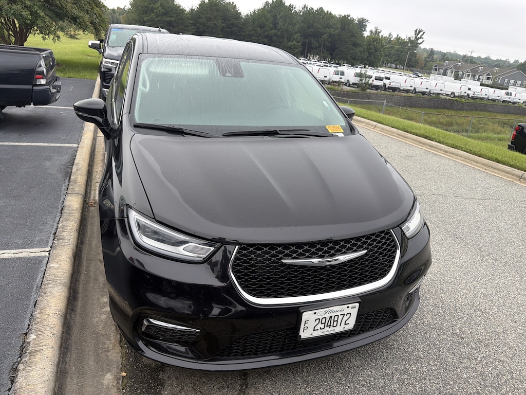 Used 2024 Chrysler Pacifica Touring L Minivan