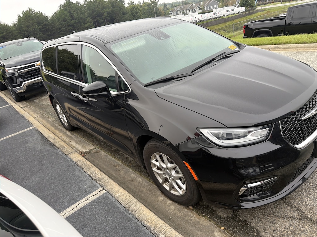 Used 2024 Chrysler Pacifica Touring L Minivan