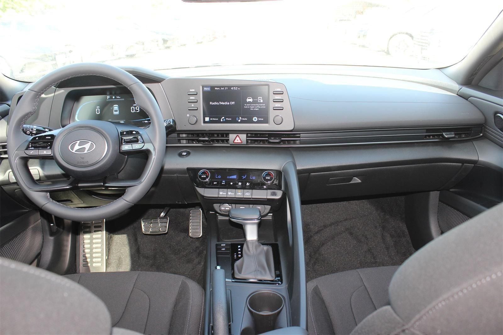 2025 Hyundai Elantra SEL - Photo 5
