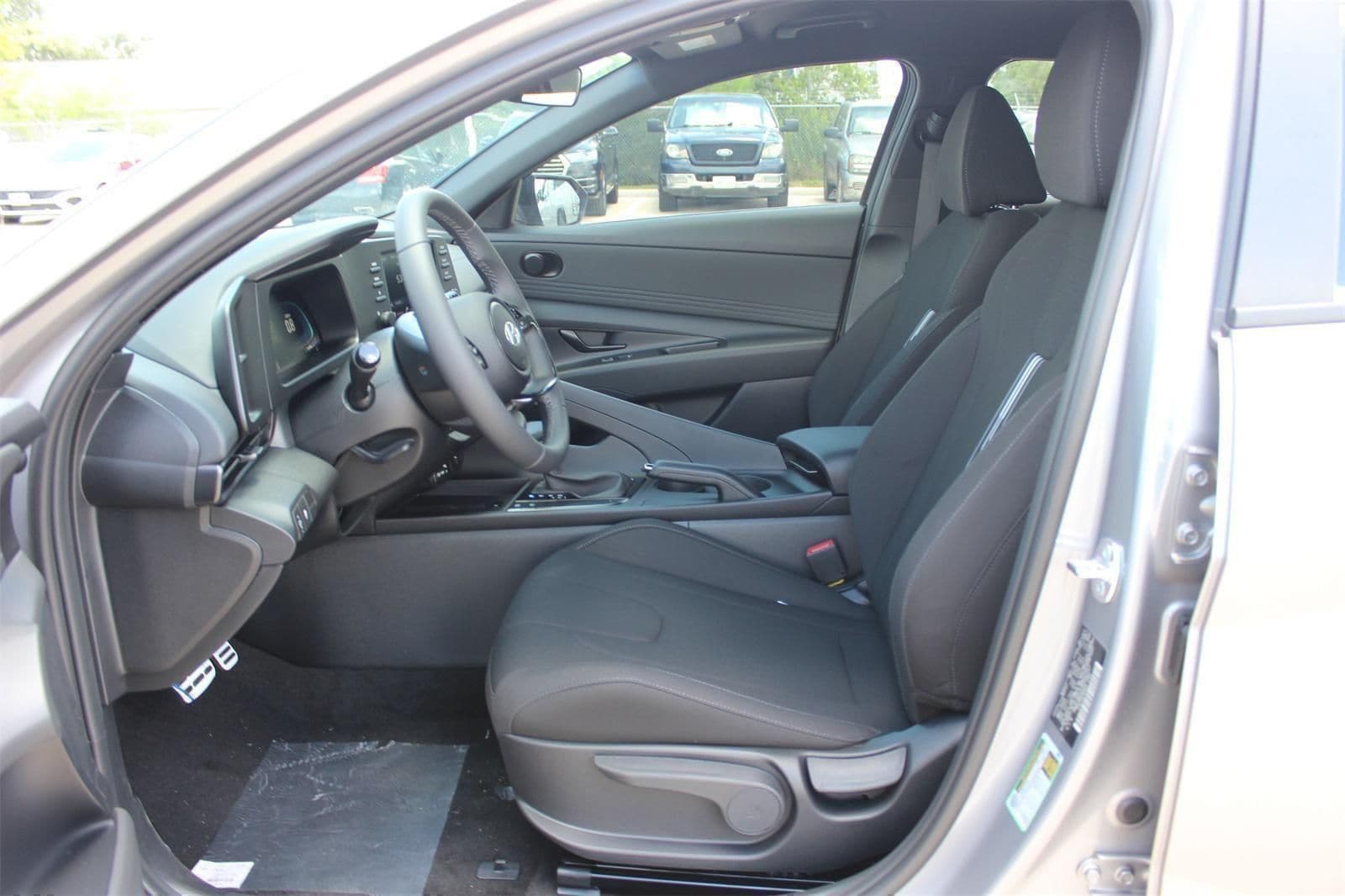 2025 Hyundai Elantra SEL - Photo 15