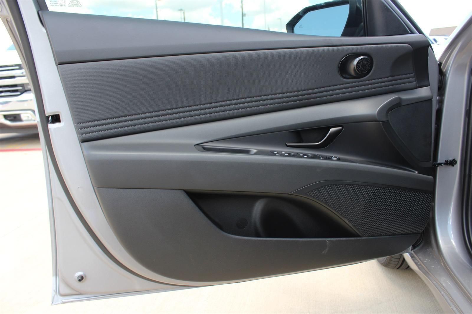 2025 Hyundai Elantra SEL - Photo 16