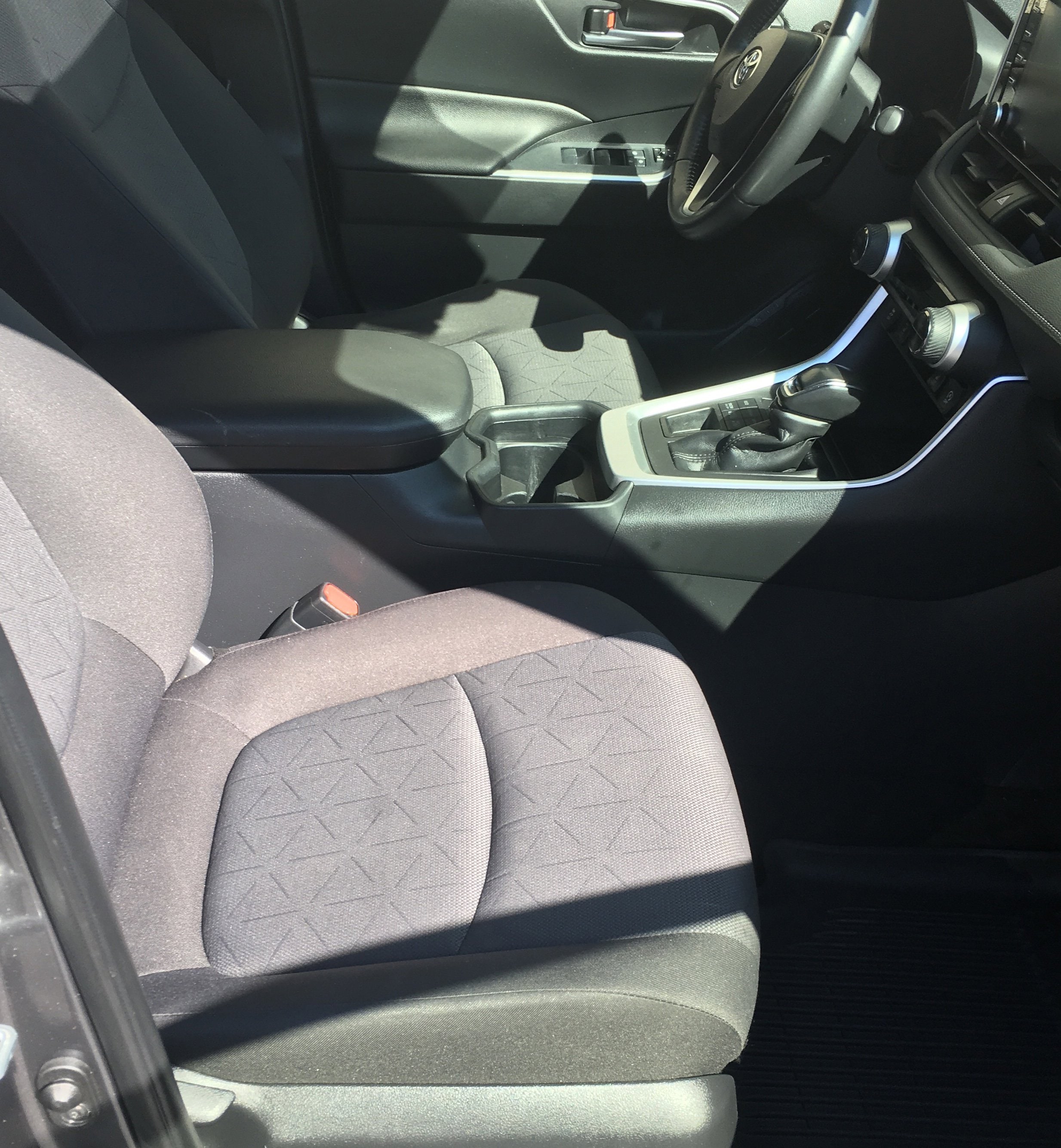 2020 Toyota RAV4 XLE - Photo 6