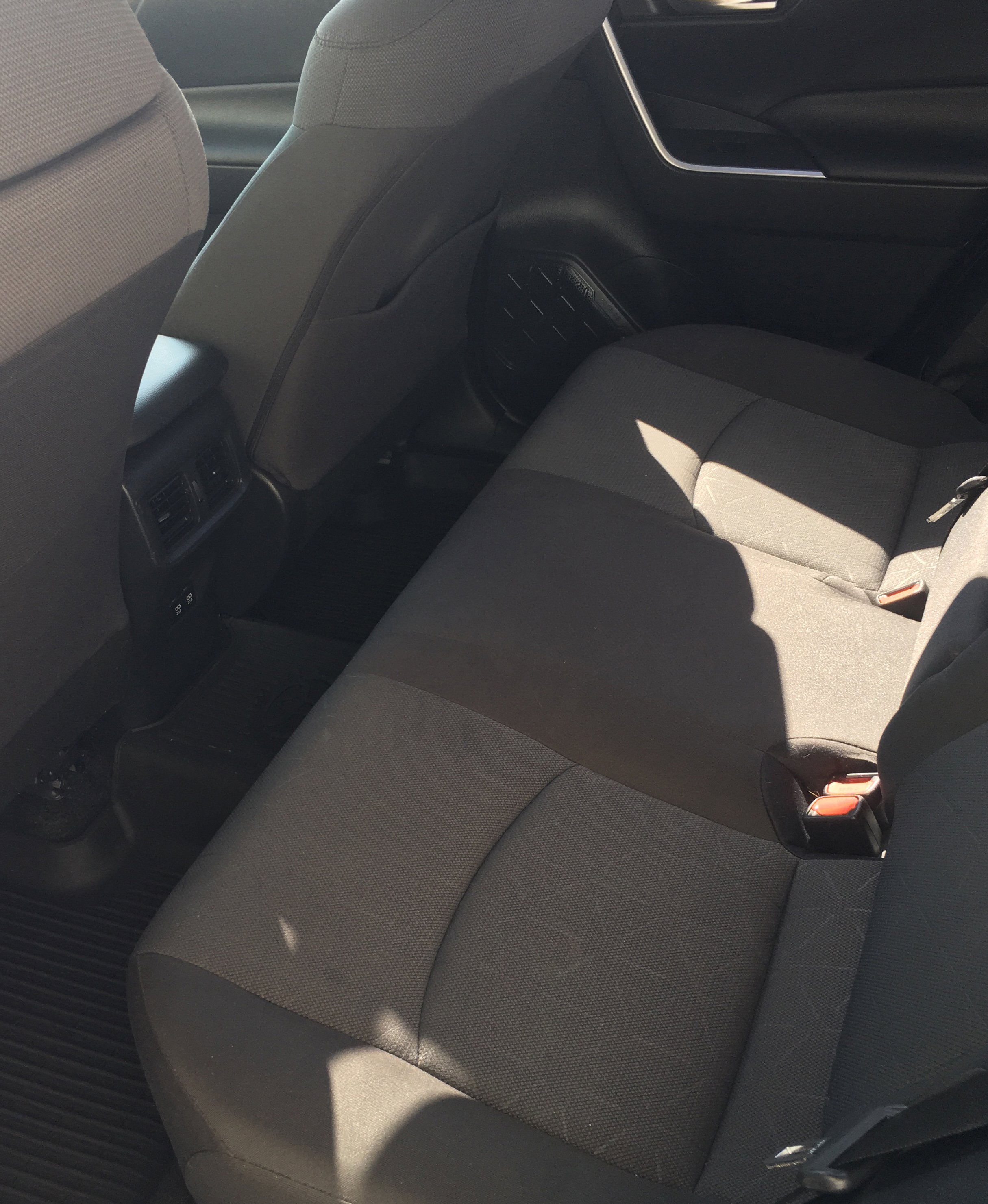 2020 Toyota RAV4 XLE - Photo 8