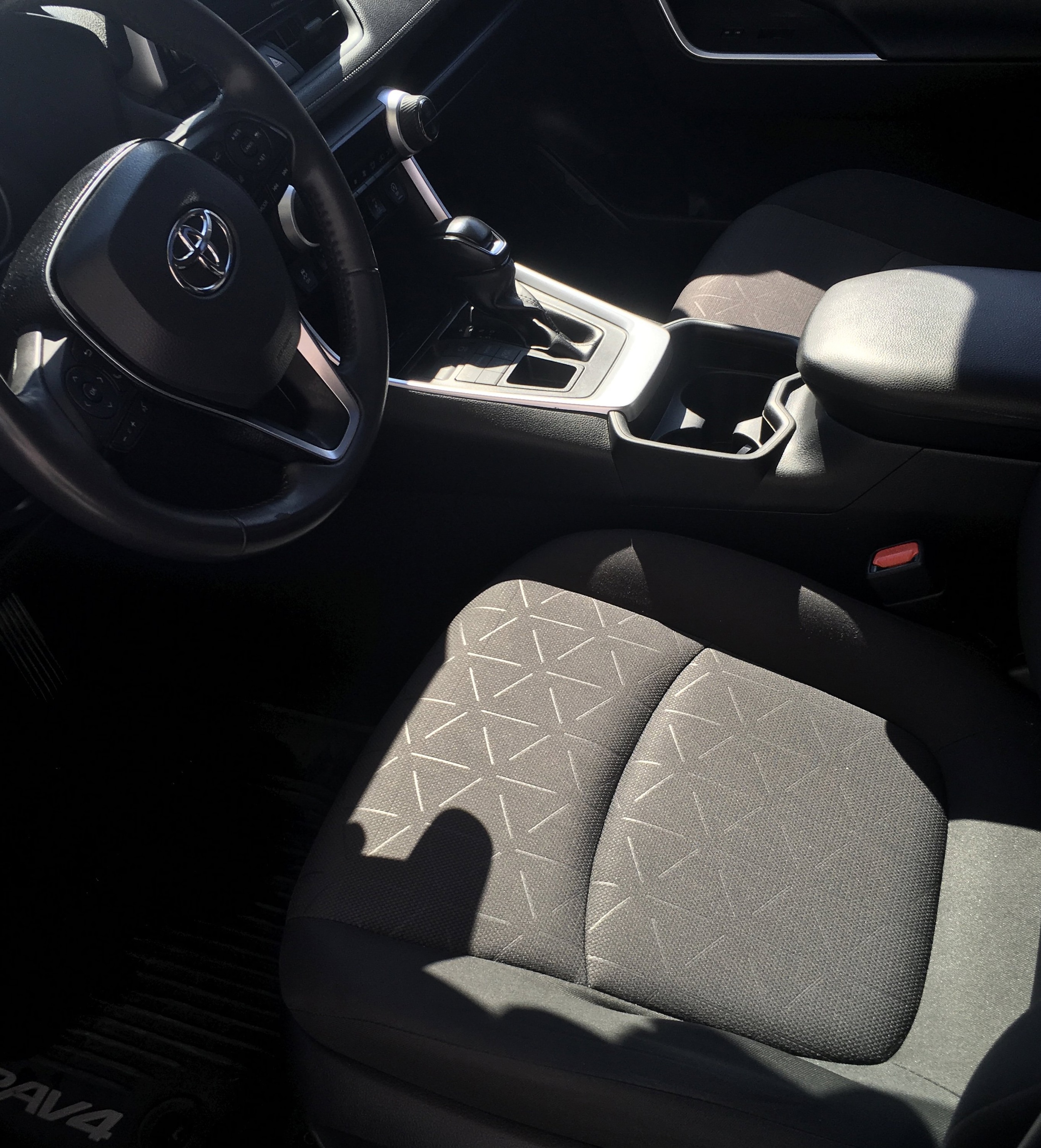 2020 Toyota RAV4 XLE - Photo 9