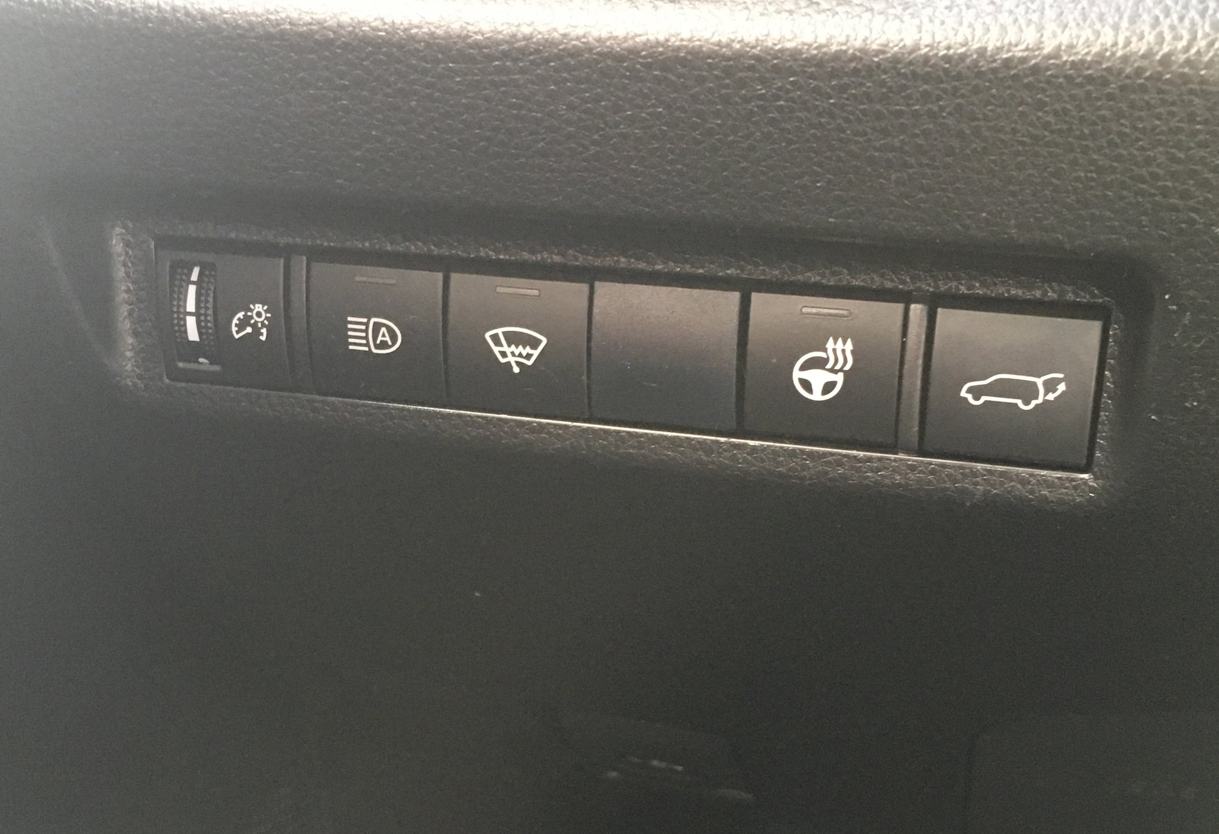 2020 Toyota RAV4 XLE - Photo 13