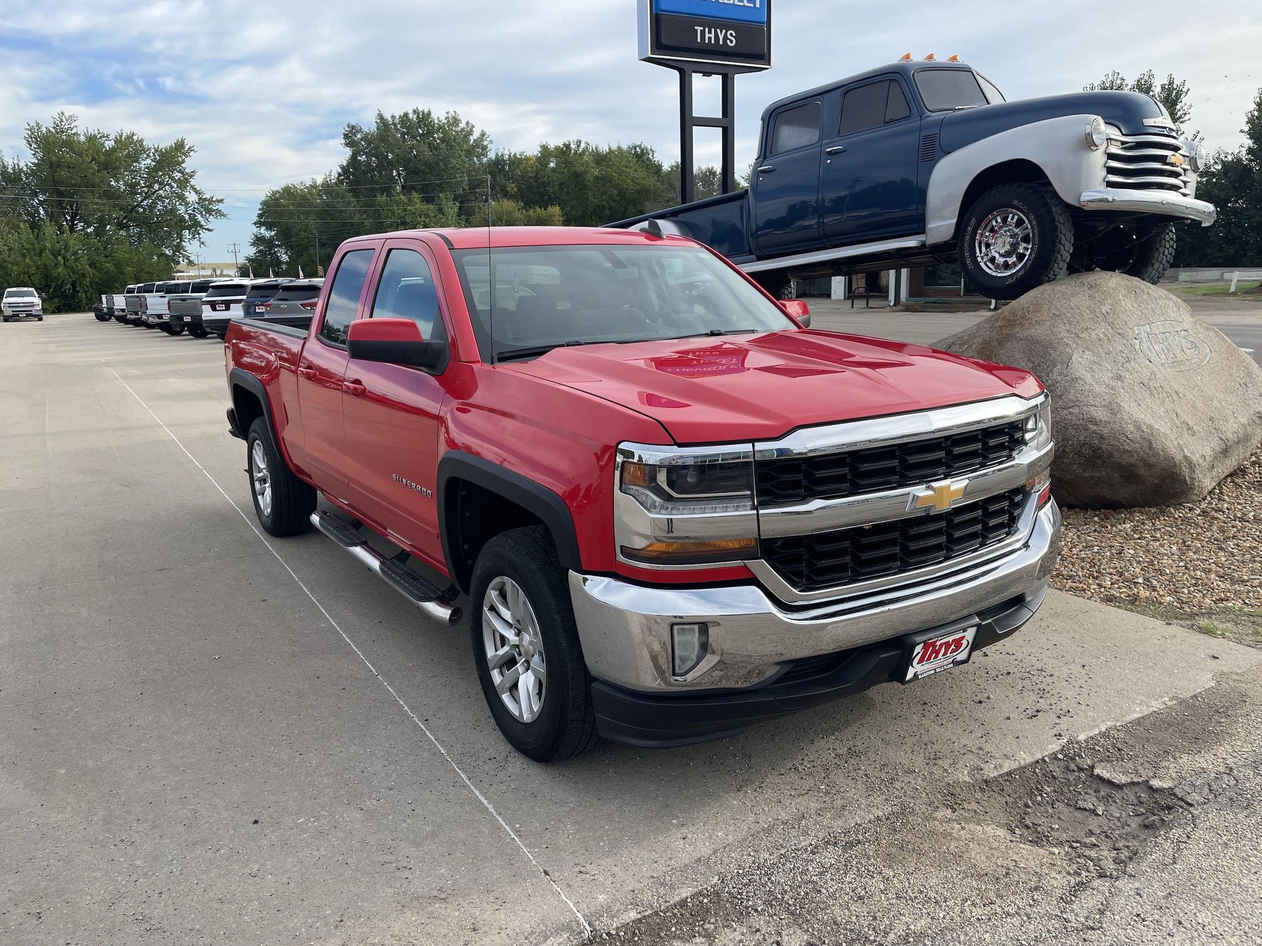Used 2016 Chevrolet Silverado 1500 LT with VIN 1GCRCREC7GZ371720 for sale in Vinton, IA