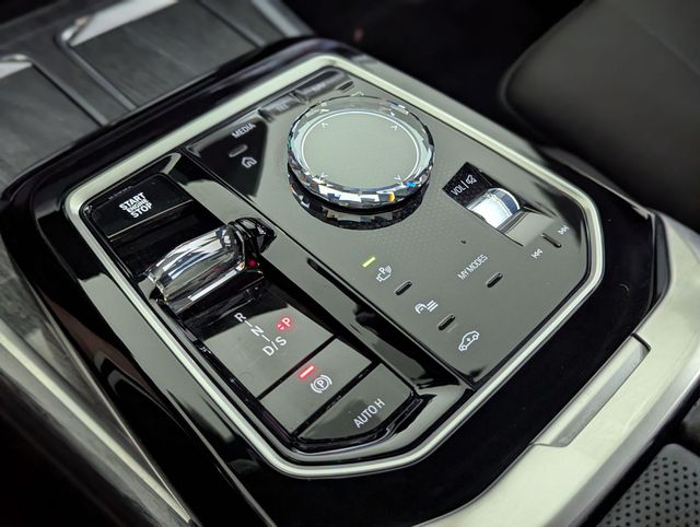 2025 BMW 7 Series 760i - Photo 12