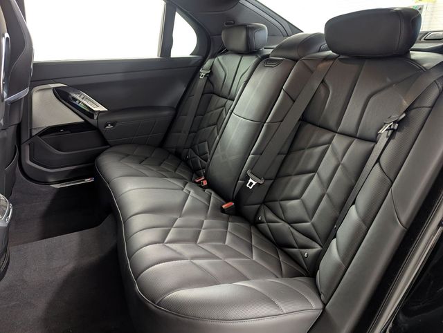 2025 BMW 7 Series 760i - Photo 10
