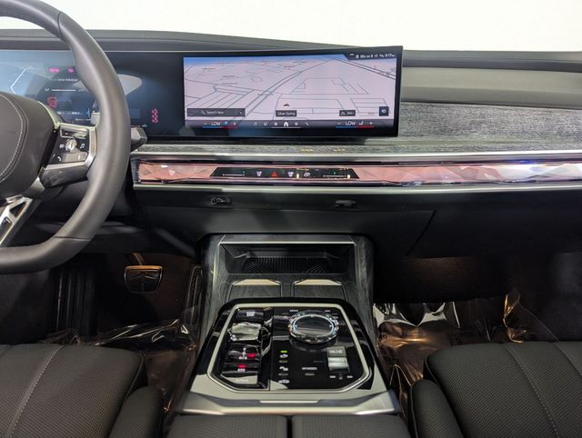 2025 BMW 7 Series 760i - Photo 14