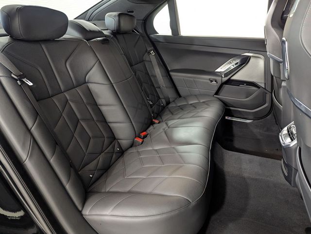 2025 BMW 7 Series 760i - Photo 17