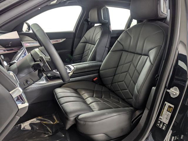 2025 BMW 7 Series 760i - Photo 9