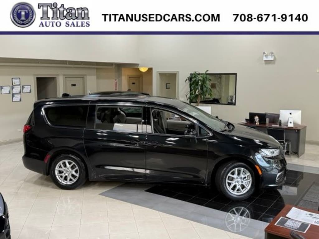Used 2023 Chrysler Pacifica Touring L Minivan/Van