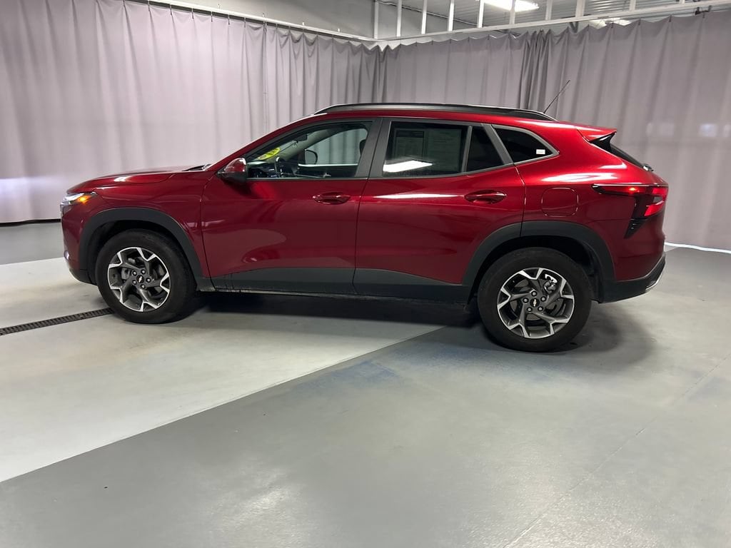 Used 2025 Chevrolet Trax LT SUV