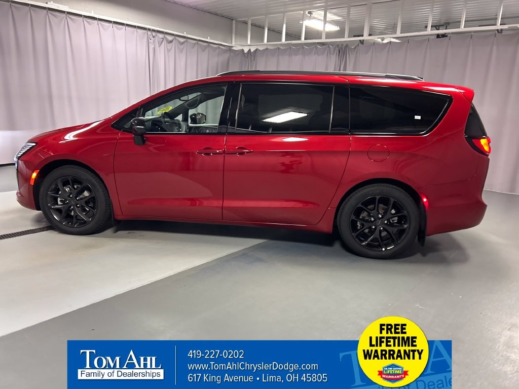New 2027 Chrysler Pacifica LIMITED Passenger Van