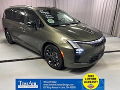 2027 Chrysler Pacifica LIMITED Passenger Van