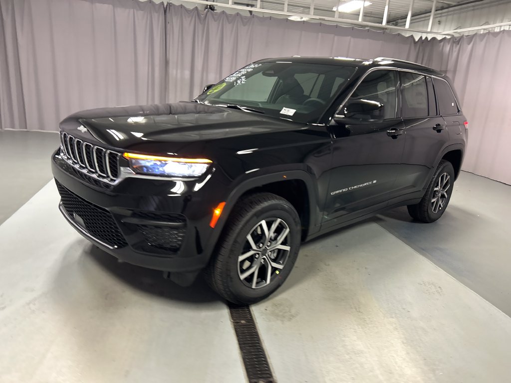 New 2027 Jeep Grand Cherokee LAREDO 4X4 Sport Utility