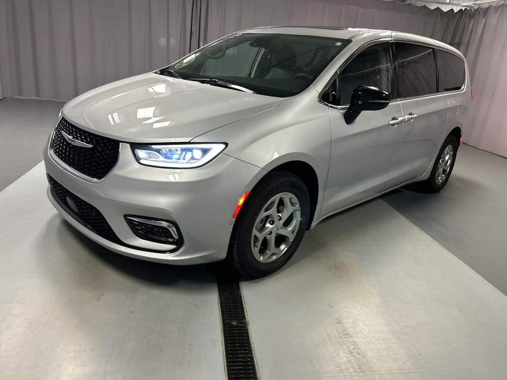Used 2024 Chrysler Pacifica Limited Minivan/Van