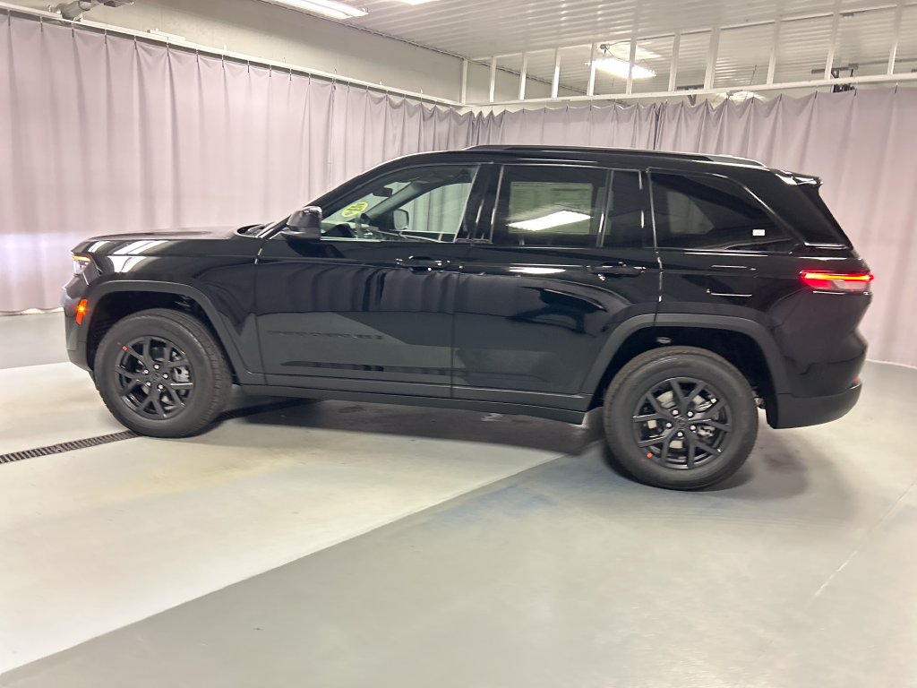 New 2027 Jeep Grand Cherokee LAREDO X 4X4 Sport Utility