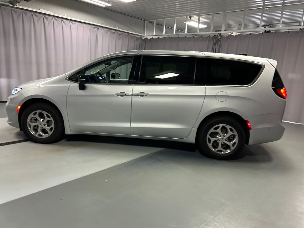 Used 2024 Chrysler Pacifica Limited Minivan/Van