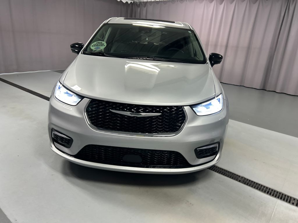 Used 2024 Chrysler Pacifica Limited Minivan/Van