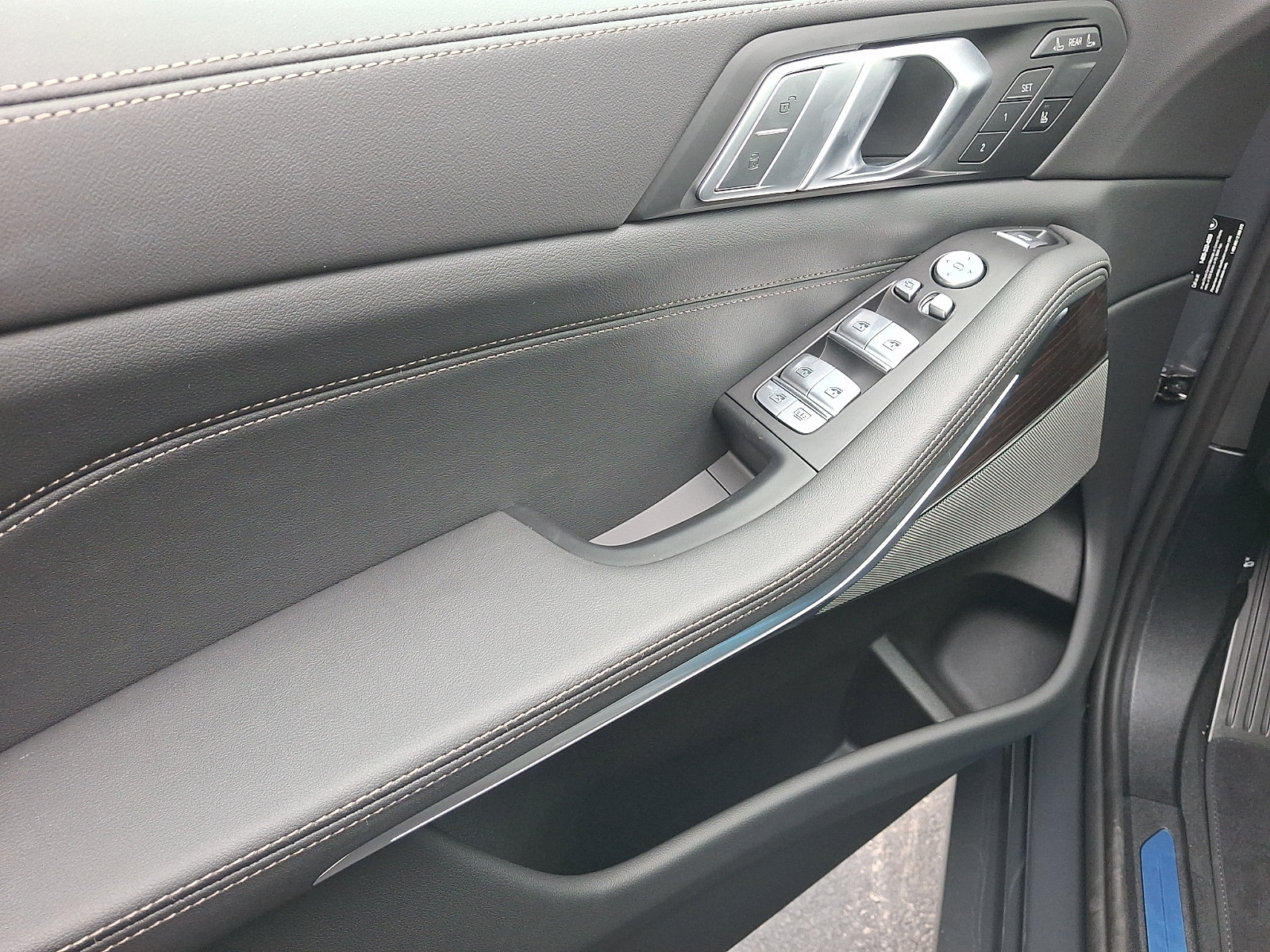 2027 BMW X7 40i - Photo 8