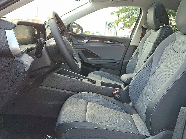 2025 Volkswagen Tiguan SE - Photo 9
