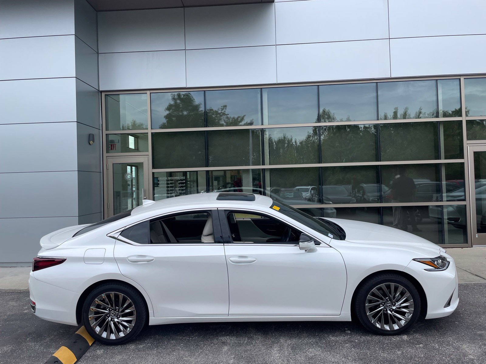 2024 Lexus ES Hybrid 300h Luxury