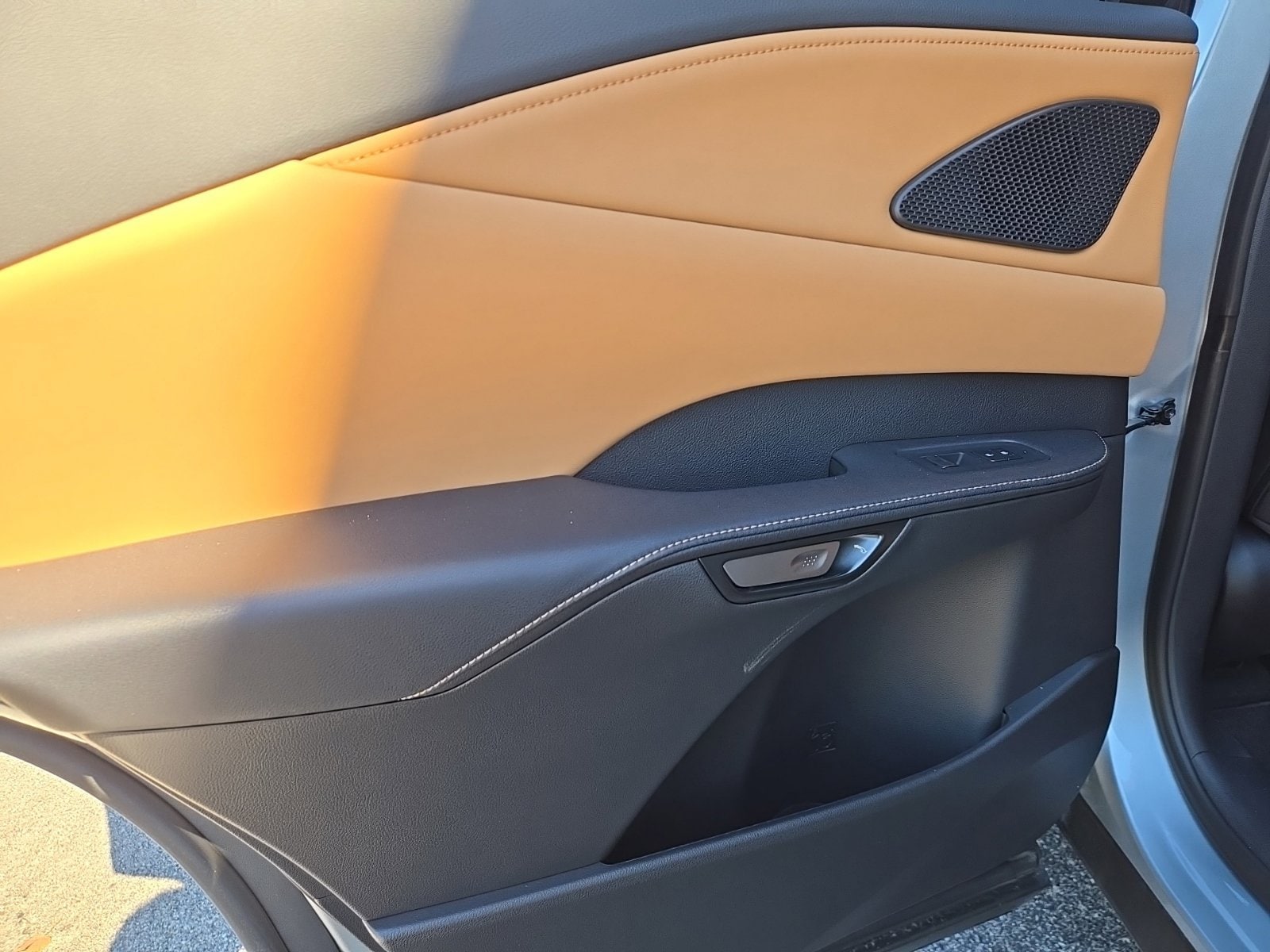 2025 Lexus RX 350 - Photo 37