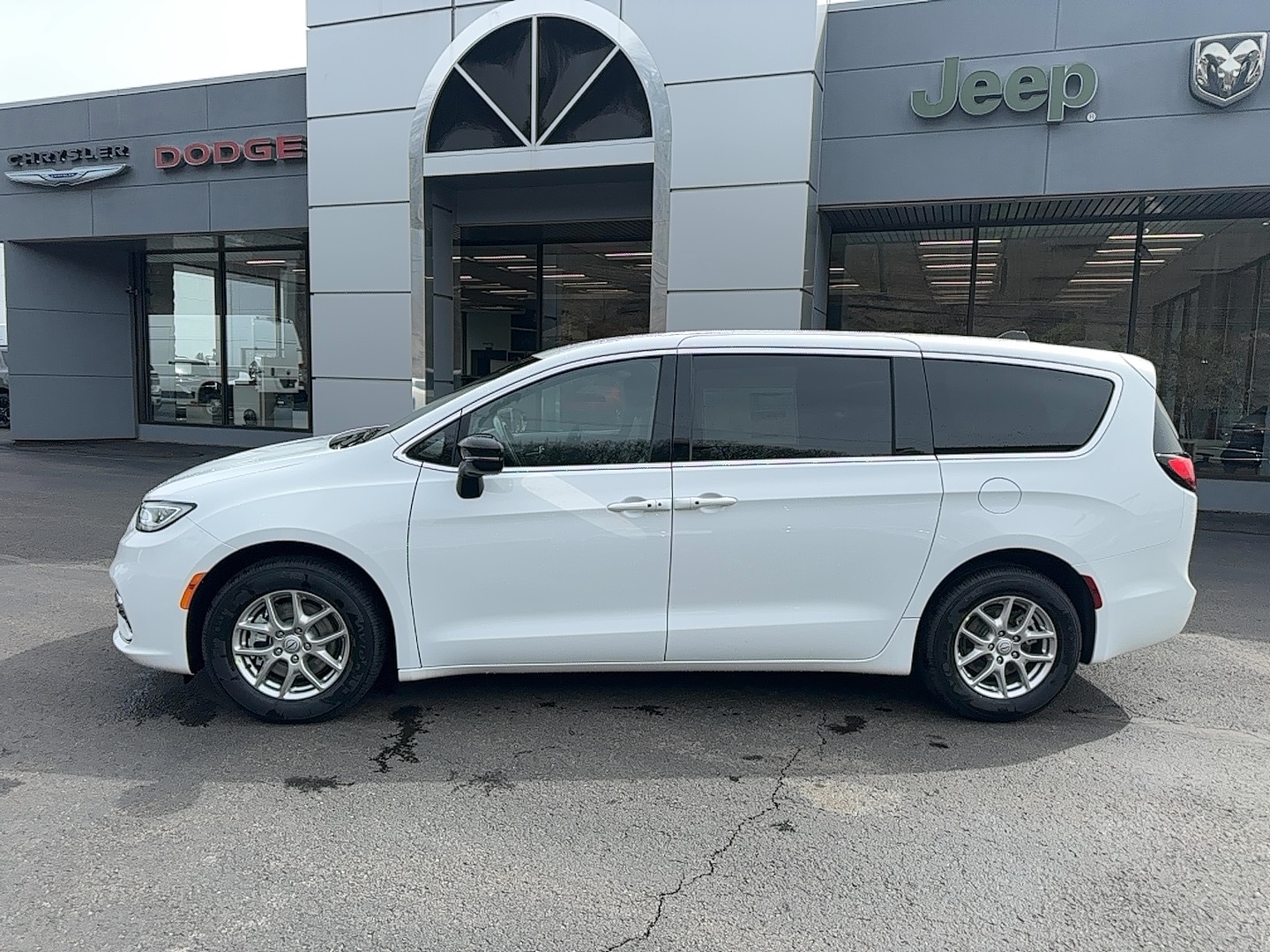 2026 Chrysler Pacifica Select