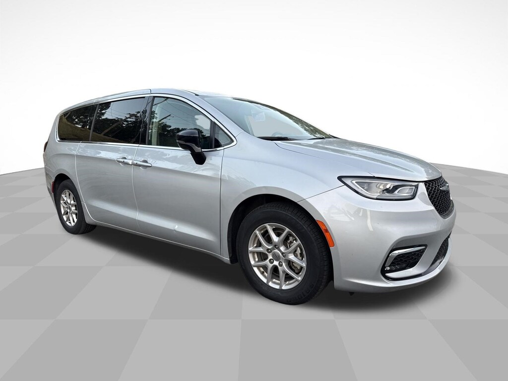 Used 2024 Chrysler Pacifica Touring L