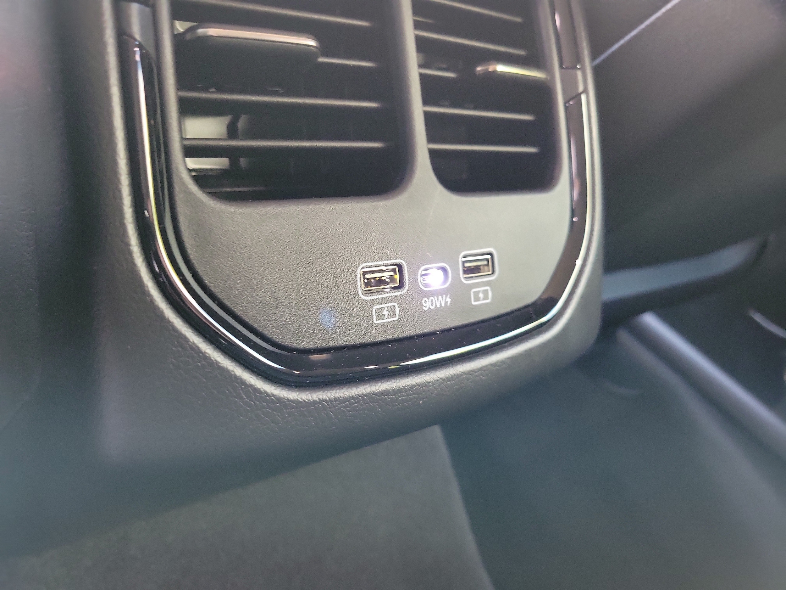 2025 VinFast VF 8 Eco - Photo 20