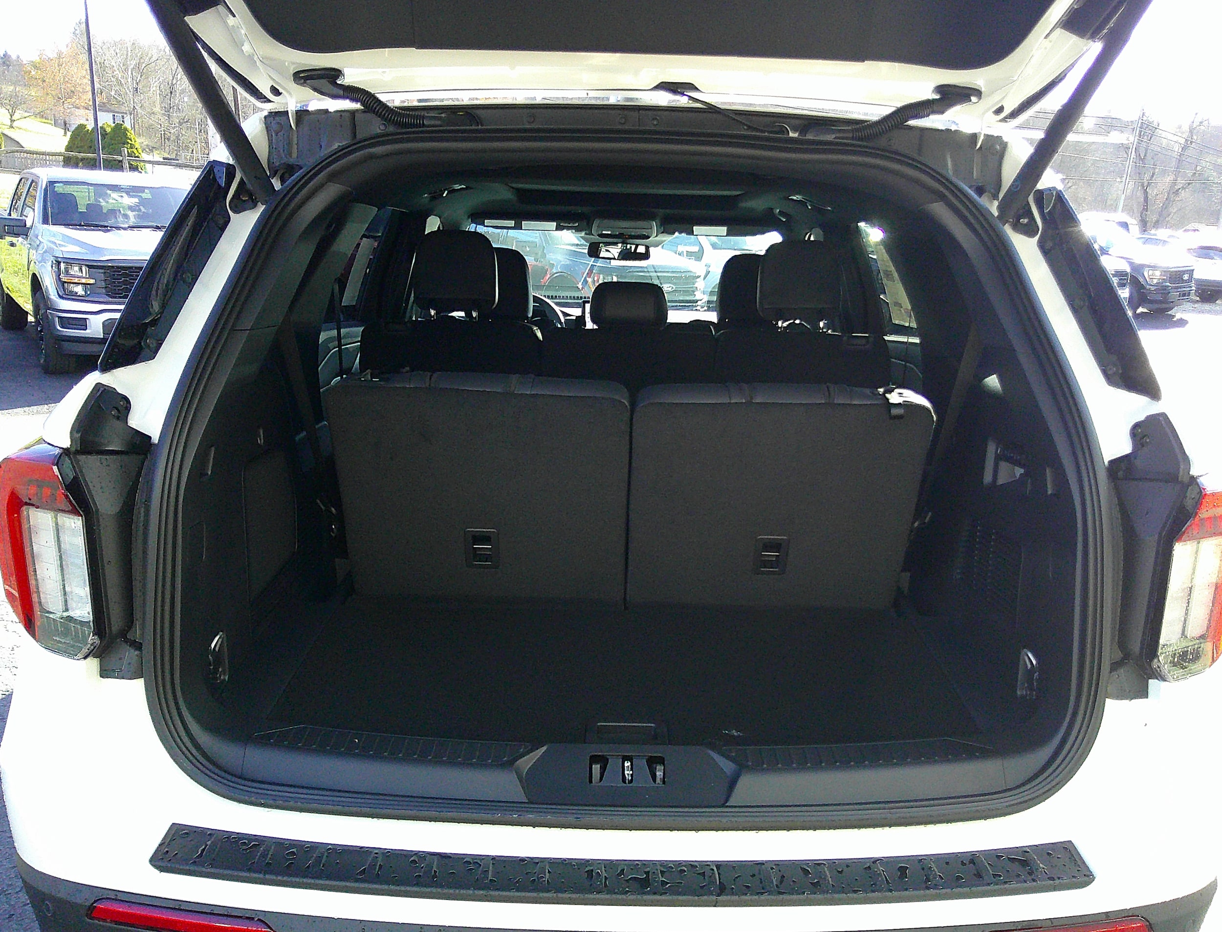 2026 Ford Explorer ST - Photo 8