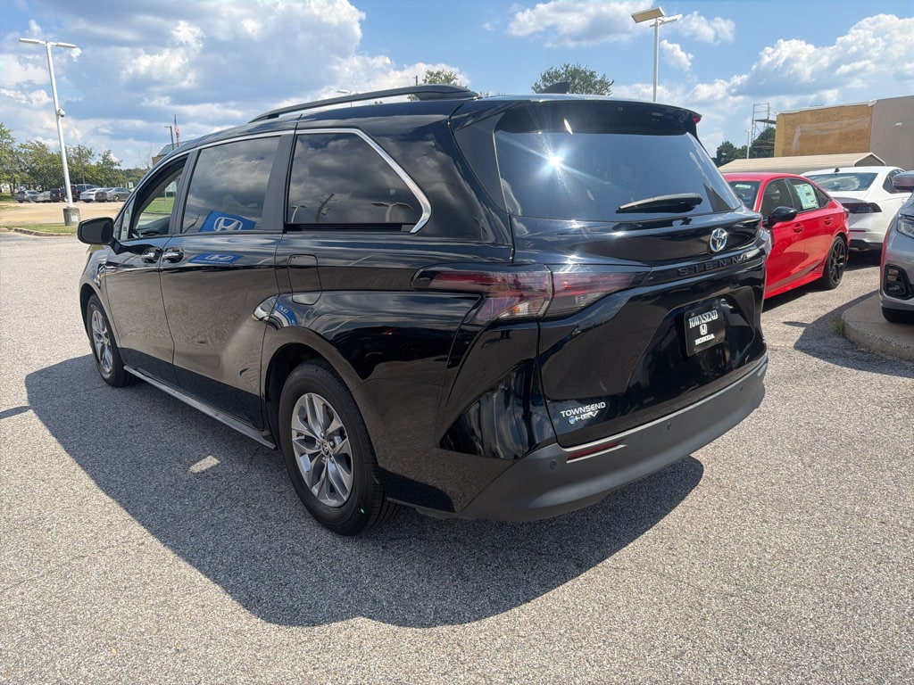 Used 2025 Toyota Sienna XLE 8 Passenger Van Passenger Van