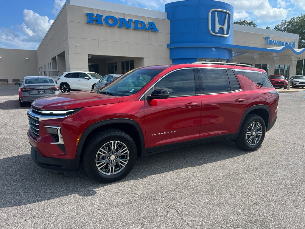 Used 2025 Chevrolet Traverse LT SUV