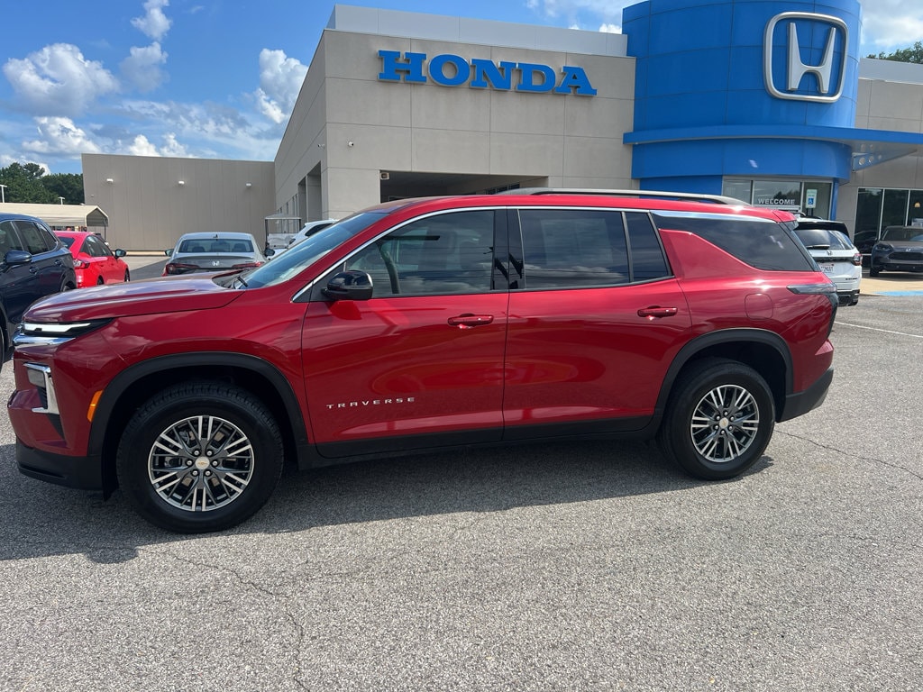 Used 2025 Chevrolet Traverse LT SUV