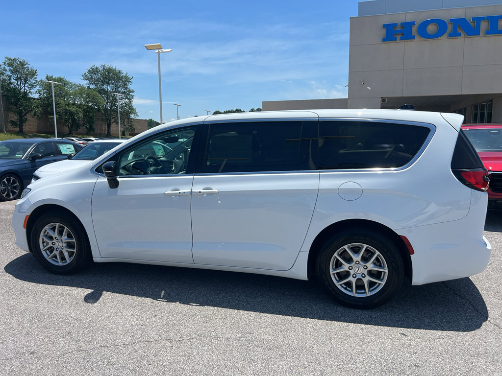 2024 Chrysler Pacifica Touring L - Photo 3