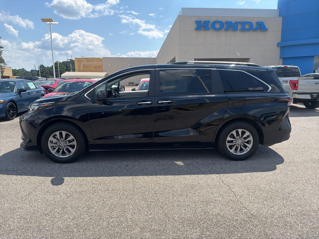 Used 2025 Toyota Sienna XLE 8 Passenger Van Passenger Van