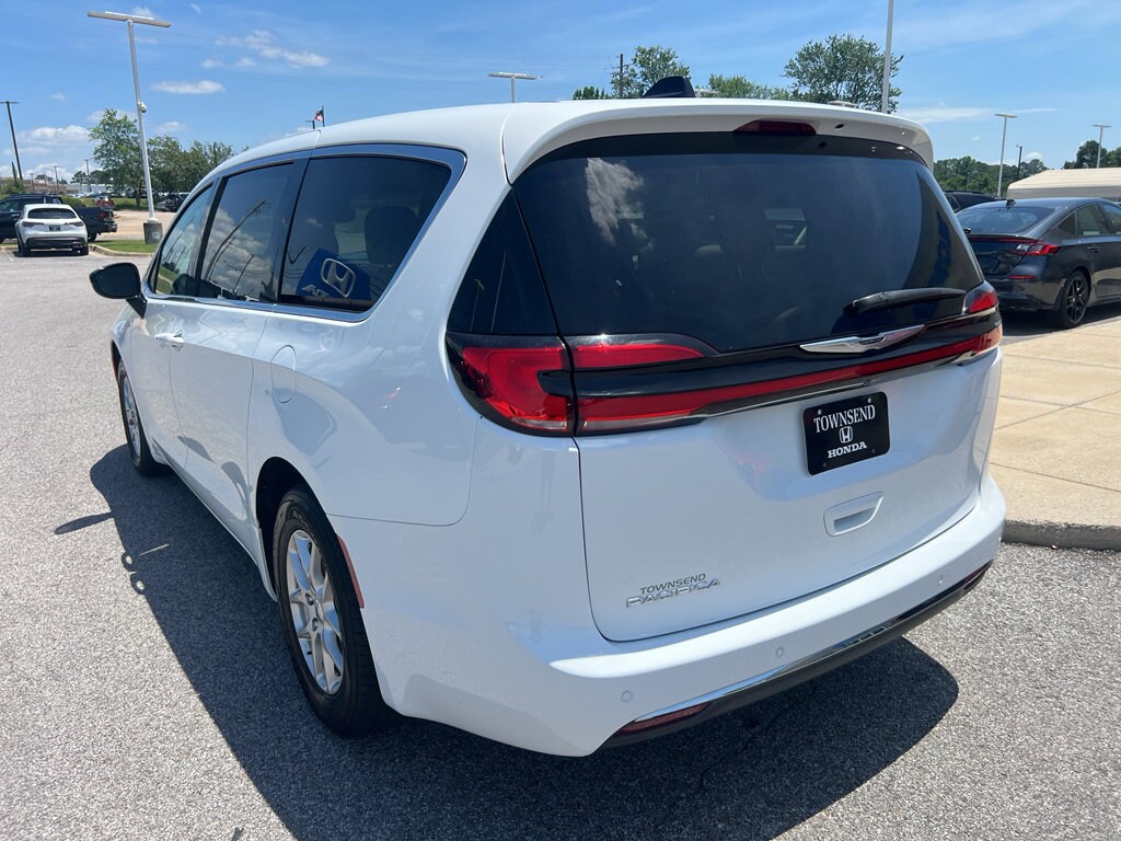 2024 Chrysler Pacifica Touring L - Photo 4