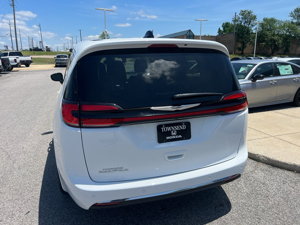 2024 Chrysler Pacifica Touring L - Photo 5