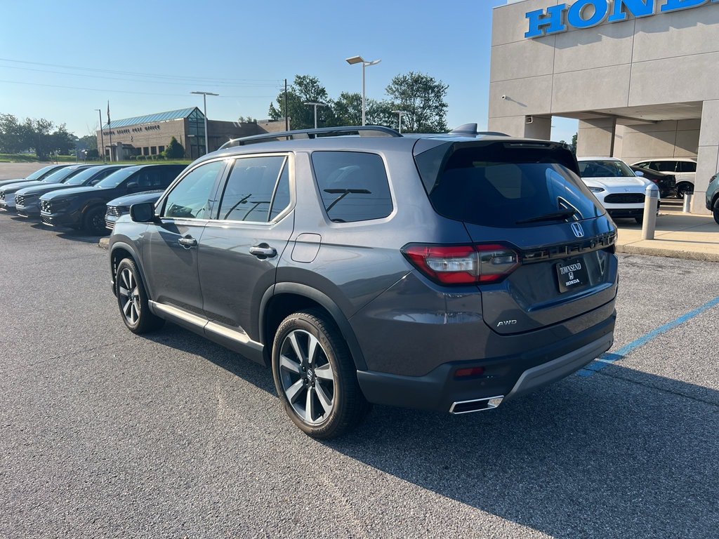 Used 2025 Honda Pilot Touring SUV