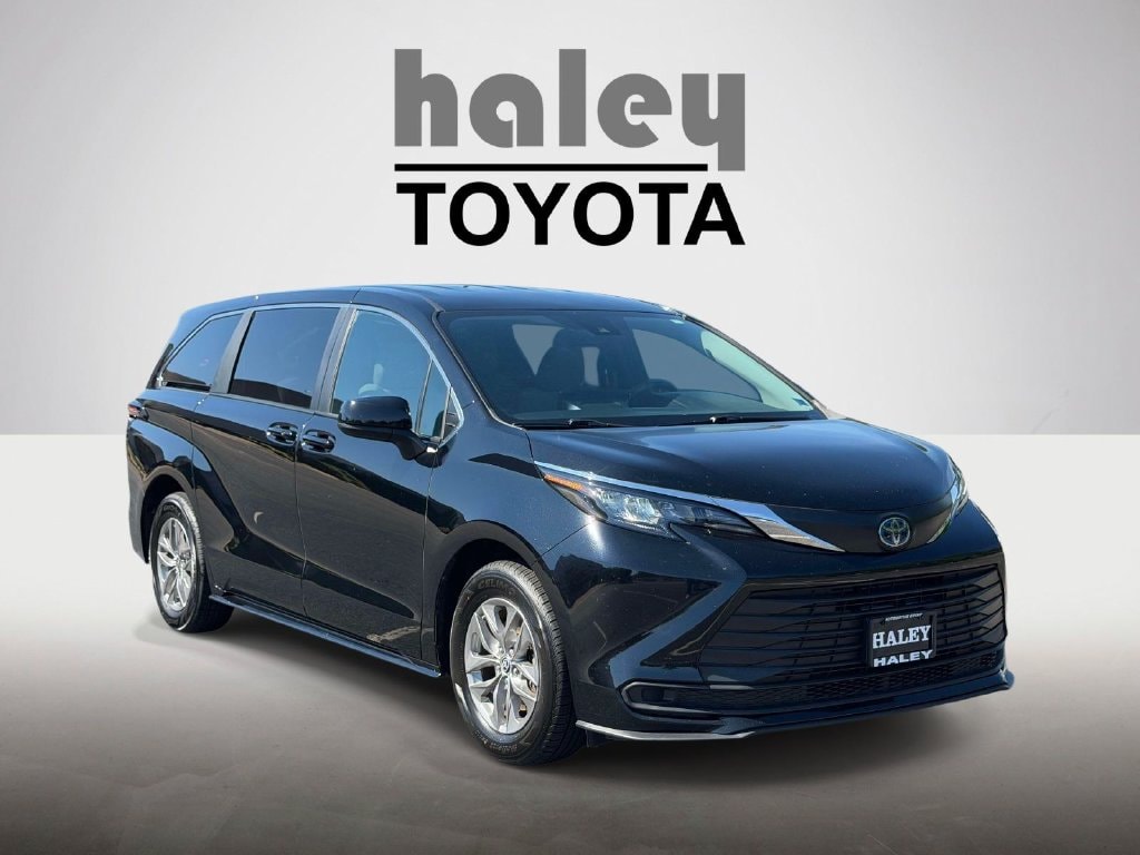 Used 2025 Toyota Sienna LE Minivan/Van