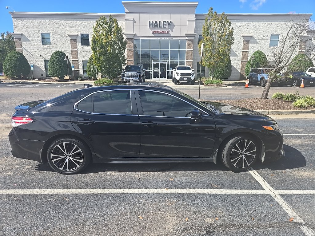 Used 2020 Toyota Camry SE Sedan