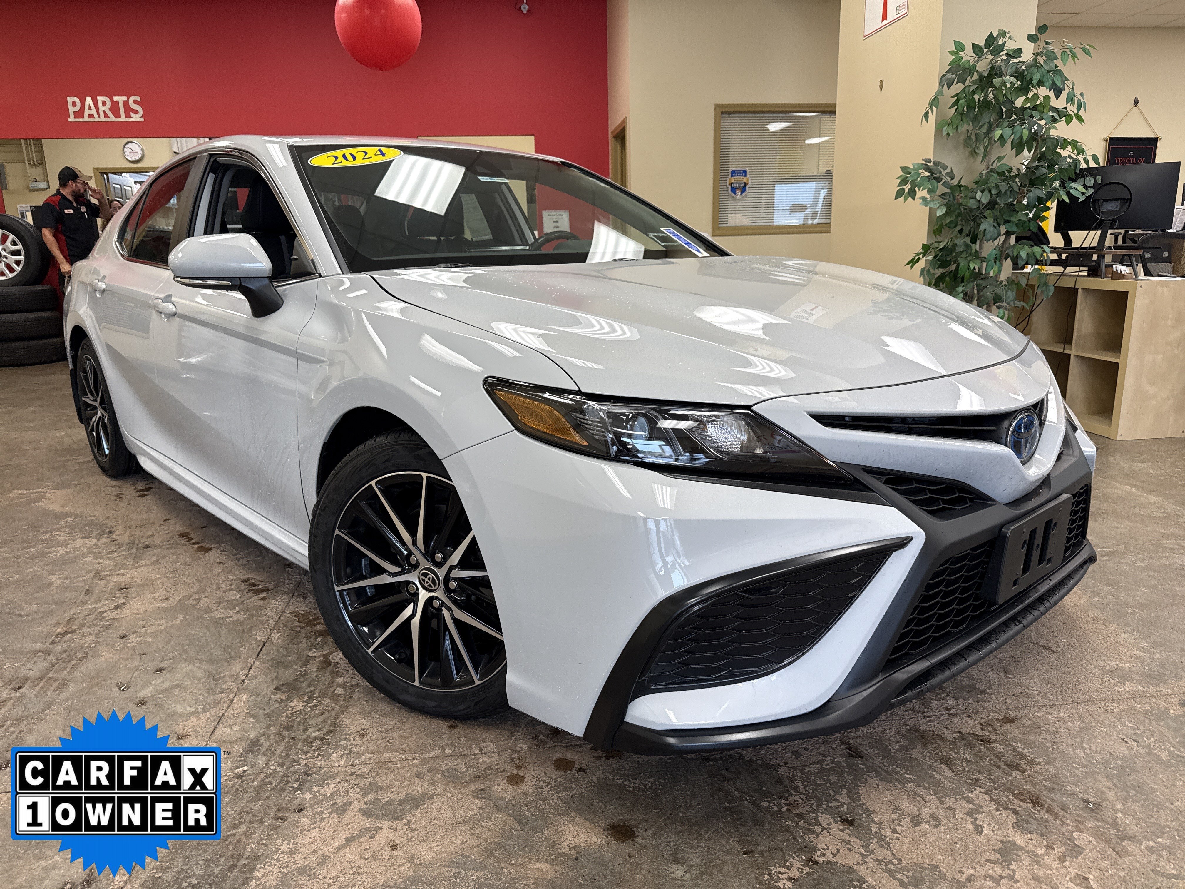2024 Toyota Camry Hybrid SE Sedan