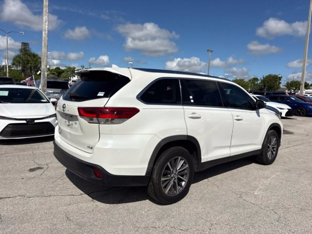 Used 2019 Toyota Highlander XLE V6 SUV