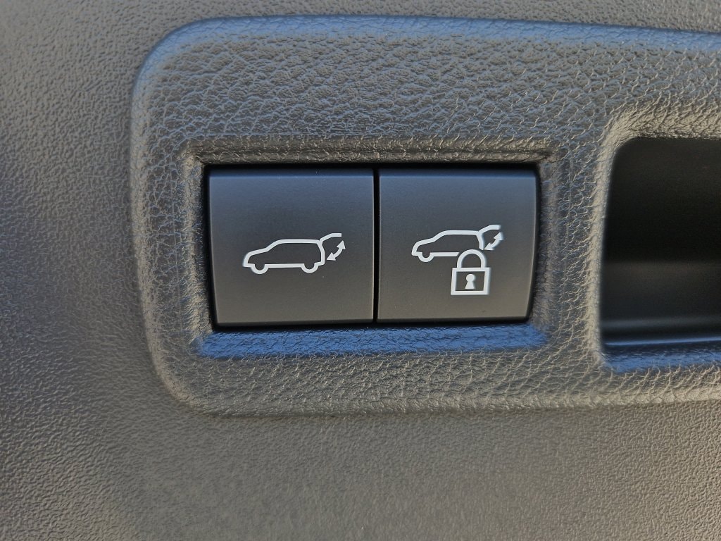 2026 Toyota C-HR SE - Photo 13
